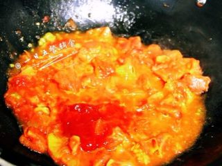 番茄龙利鱼, 番茄炒出汁以后加入两勺无添加番茄酱继续翻炒。