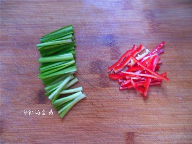 翡翠银芽炒牛肉,韭菜梗洗净切段，辣椒切丝