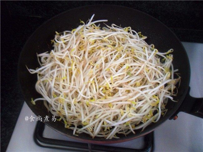 翡翠银芽炒牛肉,继续热锅，添加少量食用油，下绿豆芽煸炒