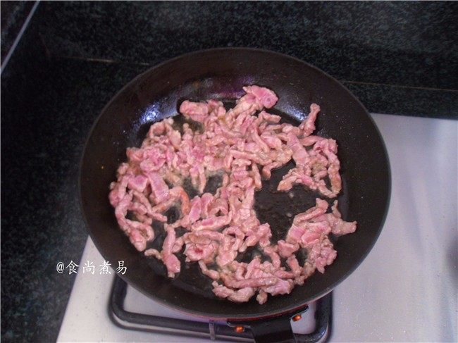 翡翠银芽炒牛肉,热锅，倒入食用油，下牛肉大火爆炒2分钟左右