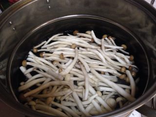 蚝油双菇,煮锅加水烧开，倒入双菇焯水至断生捞出控水
