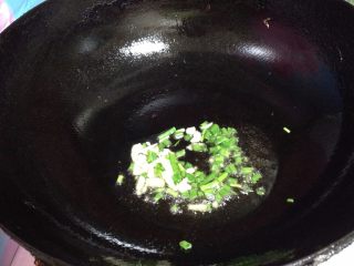 蚝油双菇,热锅凉油下入葱、蒜末炒出香味