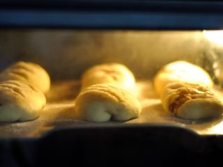 软欧包,送入提前预热好的烤箱里，上火180℃下火160℃，中层烤制25分钟左右。