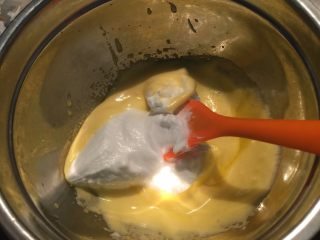 立体小熊蛋糕,取1/3蛋白霜加入蛋黄糊中翻拌均匀