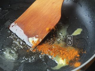 芙蓉塔,最后用锅放入黄油和辣椒粉翻炒一会儿，黄油全部融化和辣椒粉混合均匀；