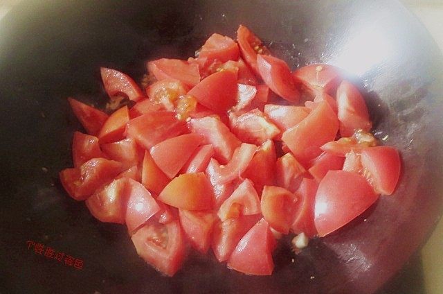 西红柿鸡蛋面,锅内倒入一点油放入葱，蒜炒香。倒入切好的西红柿，放一点盐和白醋边炒边用铲子压一压，炒成泥状最好