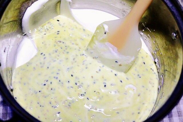 杂粮大米糕,将翻拌均匀的米糊倒回剩余的打发蛋清中，继续上下翻拌均匀，成为为稠但可流动的糊。
