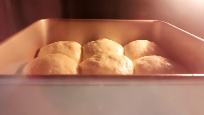 棉花糖小面包（夹馅版）,烤箱预热165度5分钟，放在中下层烘烤18分钟。