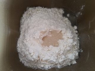 香肠面包,1.所有材料除黄油外放入面包桶，面粉挖个坑，放入酵母