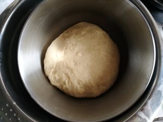 香肠面包,3.揉好的面团放在盆里，隔热水发酵