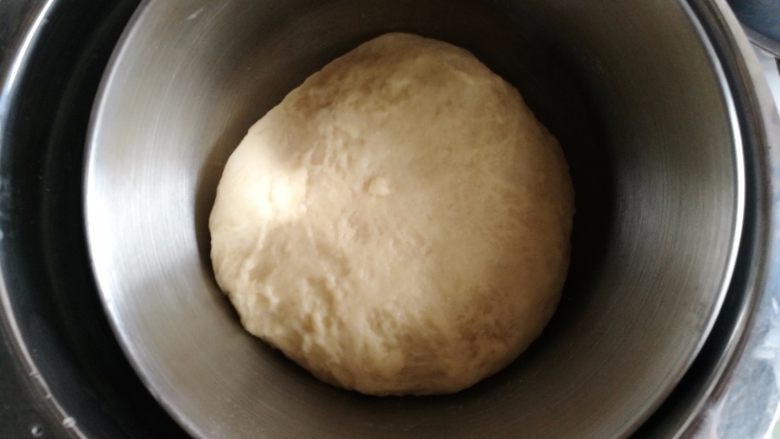 香肠面包,3.揉好的面团放在盆里，隔热水发酵
