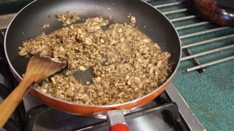 惠灵顿牛肉,将平底锅加橄榄油加热，放入蘑菇，加少许盐，中火拌炒。蘑菇渐渐会释出水分