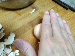 酱油五香蛋,取出轻磕用手在鸡蛋上转动着轻揉