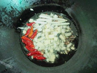 麻辣香锅,冷锅热油，将麻椒和香料倒入，小火加热，顺便也放入洋葱丝爆香