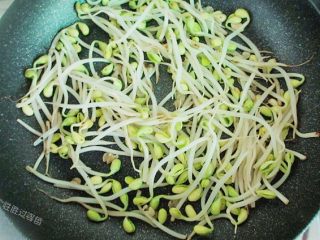 麻辣香锅,绿豆芽放入炒锅中加少许油炒至5成熟，这样可以去掉豆芽腥味