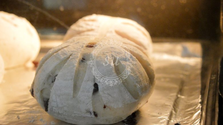 【手揉法】免揉全麦蔓越莓软欧包,送入烤箱，中层。温度转180℃，烘烤30分钟 （烘烤时间以面包上色状态为准）