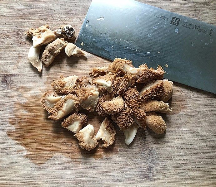 猴头菇烧鸡翅根,猴头菇用清水泡开，然后切小瓣