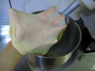 彩虹淡奶油土司：奶香十足又有颜值的面包,然后加入C料继续搅拌至面团能拉出薄膜的扩展阶段。