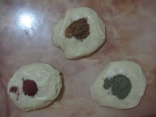 彩虹淡奶油土司：奶香十足又有颜值的面包,平均分成4等份，其中3份分别加入可可粉、抹茶粉、红曲粉，揉匀。