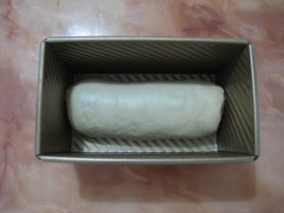 彩虹淡奶油土司：奶香十足又有颜值的面包,.收口朝下放入吐司模中，放在温暖湿润出进行最后发酵。