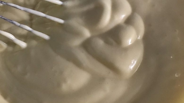 百香果芝士蛋糕, 将混合面糊倒入剩余的蛋白霜中，继续翻拌均匀