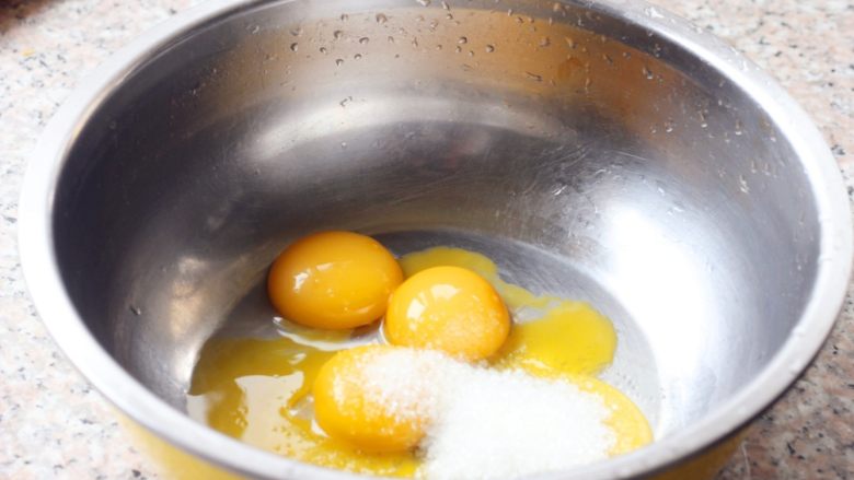 彩云戚风,2.蛋黄中加入25克白砂糖，搅拌至白砂糖融化。