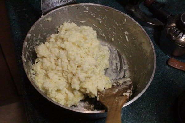 干酪球面包,若整体面团还是很湿，可以再加一些地瓜粉调至可以稍微塑型的程度。