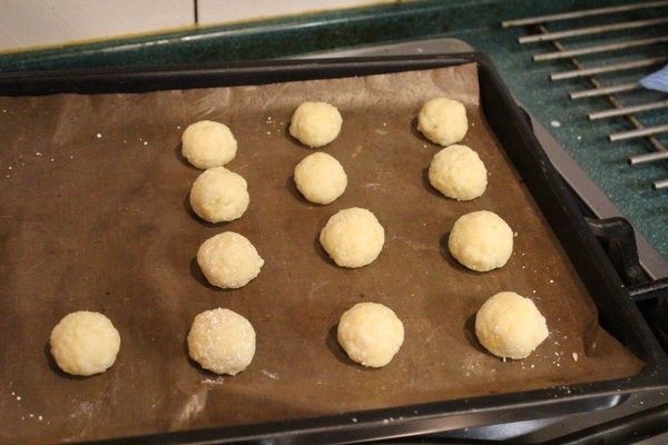干酪球面包,手沾一些地瓜粉，挖起一小团面团，搓成约2-2.5CM之圆球，放在有烤盘纸的烤盘上。