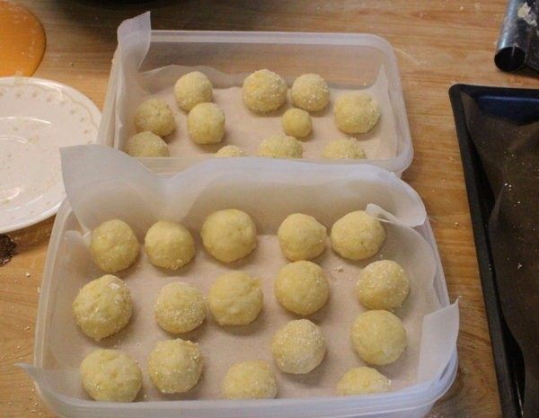 干酪球面包,如果一次预作很多，可以搓成圆球后一部份冷冻保存。要使用时，8小时前将生球取出至冰箱冷藏解冻再烤即可。
