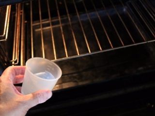  迷迭香佛卡夏,预热烤箱，底层放一个空铁盘一起预热。预热好要烘烤前，倒入50CC的水在铁盘上，赶快将面团的铁盘放入烘烤，以200℃烤20分钟。