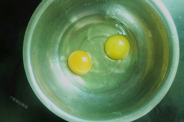 肉沫蒸蛋,把鸡蛋磕进碗里