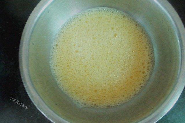 肉沫蒸蛋,兑入鸡蛋液体积约1.5倍的温开水（鸡蛋与水的比例在1:1.5左右，做出的蛋羹才会细腻嫩滑。），调入1/4茶匙左右的精盐，然后用力顺一个方向搅