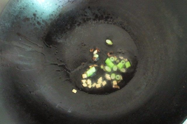 肉沫蒸蛋,在蒸鸡蛋的这个时间里，我们另起炒锅，入适量油热锅后，放入葱姜爆香