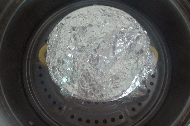 肉沫蒸蛋,把小碗盖上盖或覆上耐高温保鲜膜（可防止蒸汽水滴低落到碗里）我用的锡纸，放入蒸锅，大火烧开后蒸5分钟左右。