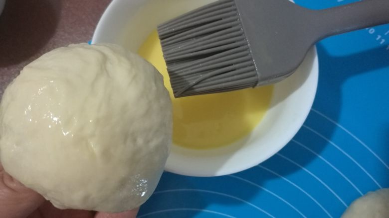 黑椒牛肉堡#面团的发酵之旅#,揉圆，刷蛋液。