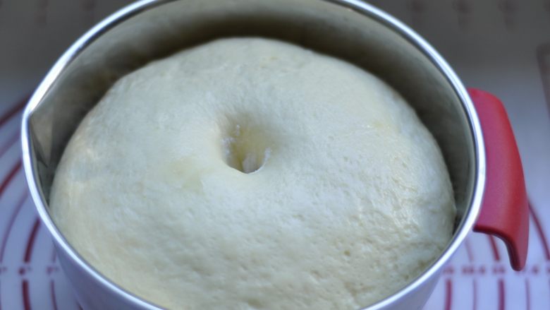 萌萌的小兔面包,6、经过90分钟发酵面团变成原来的2倍大，手指沾面粉在面中间戳个洞，面不回缩，就发酵好了