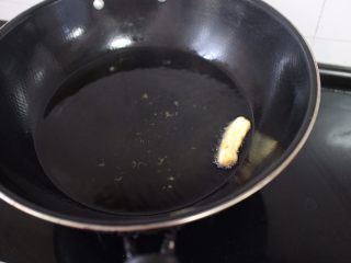 沙琪玛,入锅前，我们先测试一下油温，将一根面条丢入锅中 面条能够迅速浮起来 表示油温已经可以了