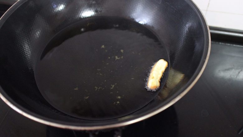 沙琪玛,入锅前，我们先测试一下油温，将一根面条丢入锅中 面条能够迅速浮起来 表示油温已经可以了