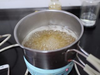 沙琪玛,接下来我们来熬糖浆的部分。将麦芽糖、水、白砂糖一起当入锅内。中火加热沸腾后，转小火熬制成浓稠的糖浆