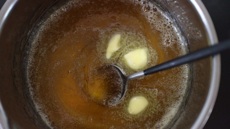 沙琪玛,熬好的糖浆关火，在放入黄油，用刮刀搅拌至完全融化