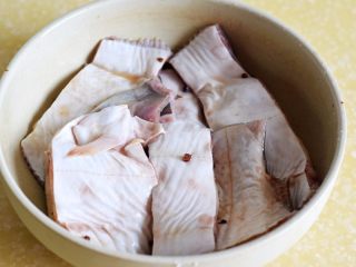 一卤鲜煎鱼,用手将盐均匀涂抹鱼块每寸肌肤；保鲜膜包裹好，冰箱保鲜腌制24小时；
