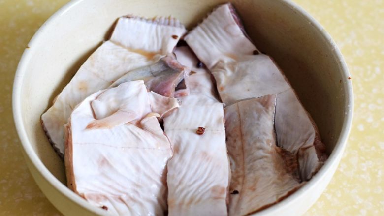 一卤鲜煎鱼,用手将盐均匀涂抹鱼块每寸肌肤；保鲜膜包裹好，冰箱保鲜腌制24小时；

