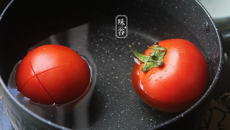 酸爽下饭的茄汁土豆丝,把番茄放入锅内煮至表皮稍微脱落后捞起放凉后剥去表皮;