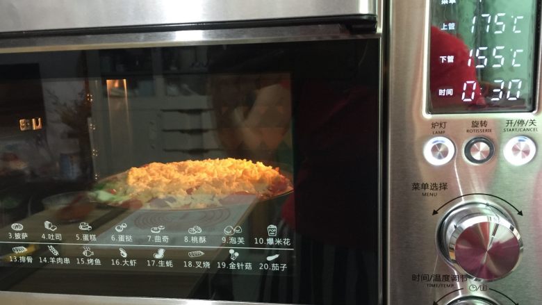 牛肉田园披萨,15. 送进预热好的烤箱上火175度
下火155度25—30分钟
