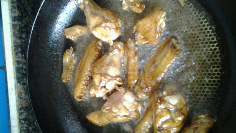 番茄鸡翅可变身可乐鸡翅',把腌好的鸡翅放入油锅里煎'中火'最好煎久点