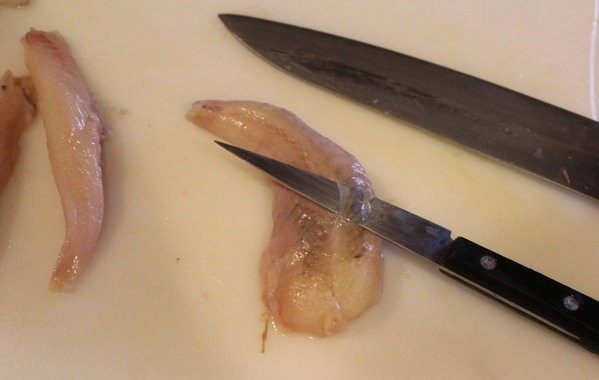  鮟鱇鱼生火腿佐芒果酱汁,这次买的是小尾的鮟鱇鱼，只有这种大小的。鮟鱇鱼鱼肉上有一层坚韧薄膜，去掉口感会比较好。