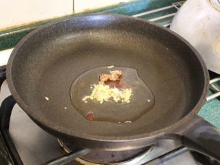 蚵仔煎,平底锅放1大匙橄榄油+1大匙香油油烧热后，放入油葱酥、姜末、蒜末爆香。
