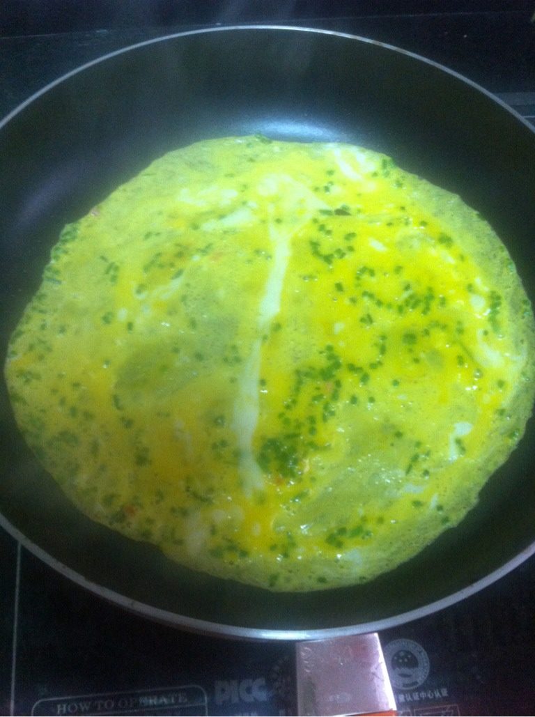 葱香蛋皮包饭,平底锅烧热，倒入鸡蛋要预留一点蛋液喔，然后迅速滑动锅，使蛋液滚动均匀，成为一张蛋皮