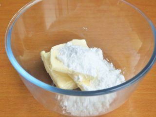 黑芝麻饼干,将黄油进行室温软化后，加入糖粉。