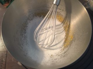 豆乳盒子,筛入25g玉米淀粉，再次搅拌均匀